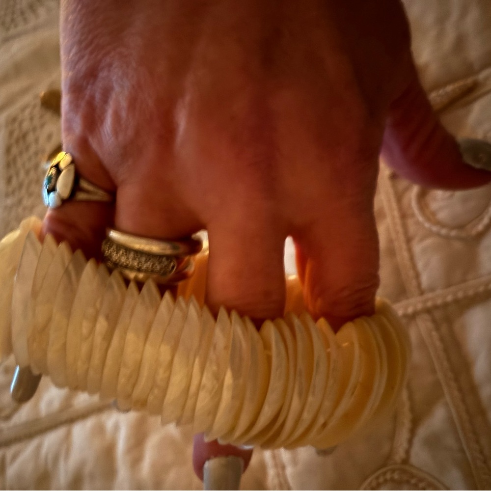 Cream Shell Disc Bracelet - Picture 2 of 2